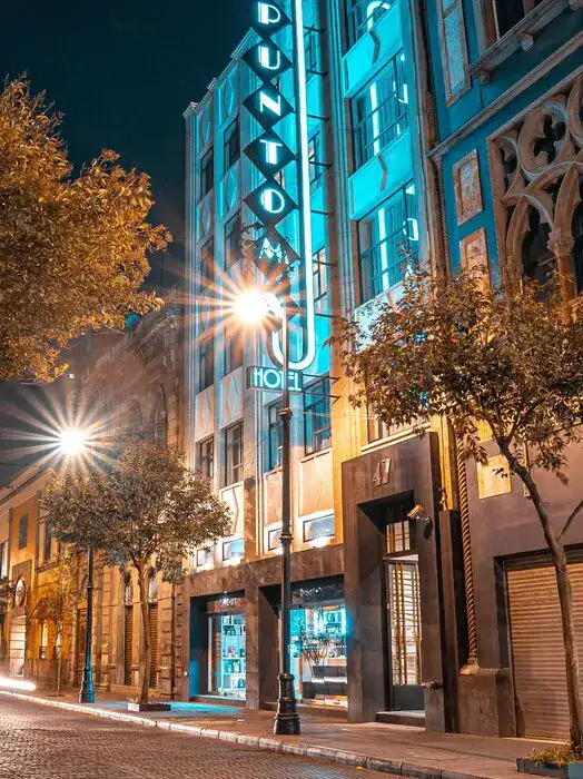 SITUÉ AU CŒUR DE LA VILLE