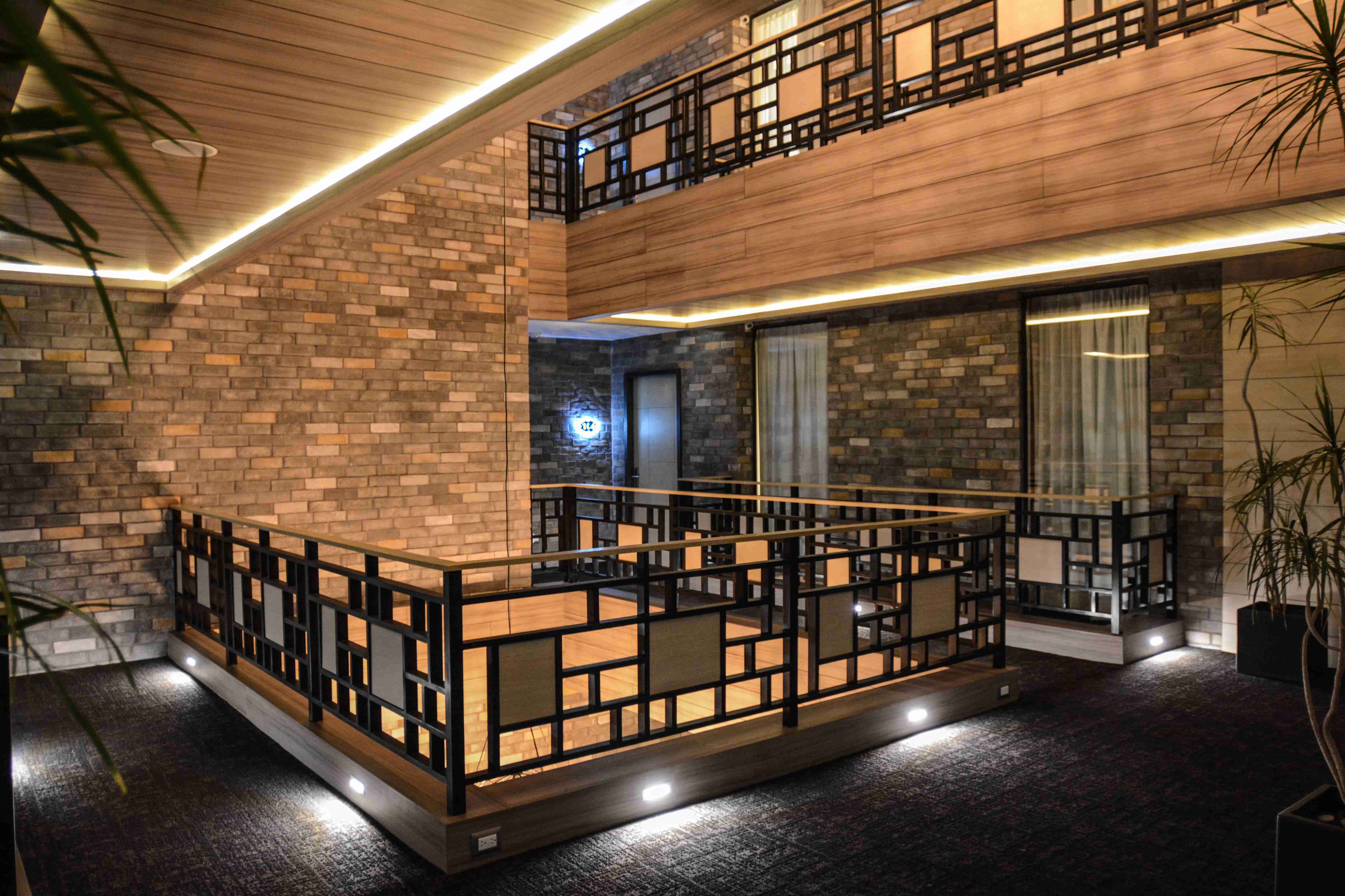 Vue générale de l'entrée de l'Hôtel Punto MX, mettant en valeur son architecture Art Déco et ses sols.