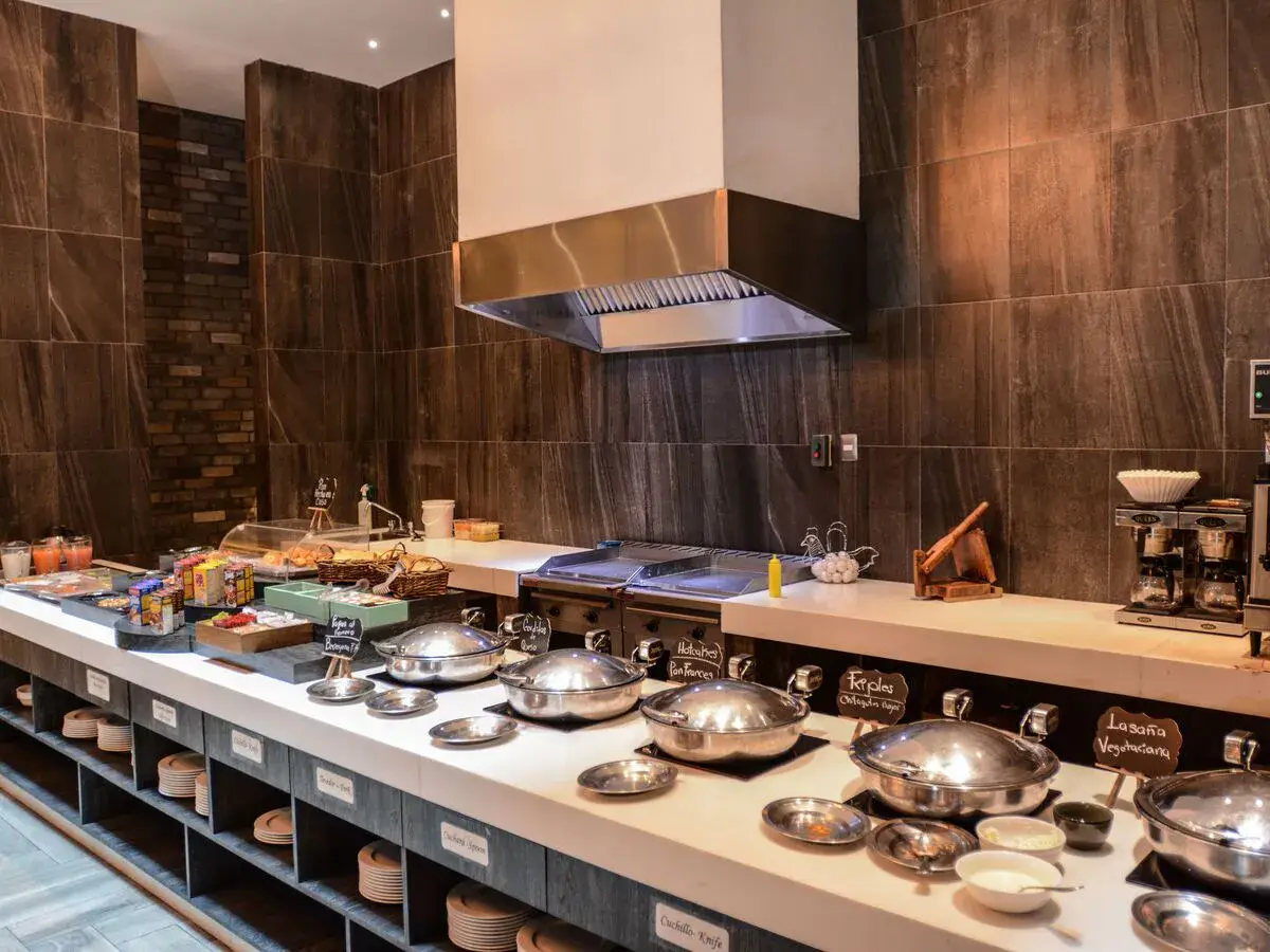 Restaurante del Hotel Punto MX con opciones de buffet