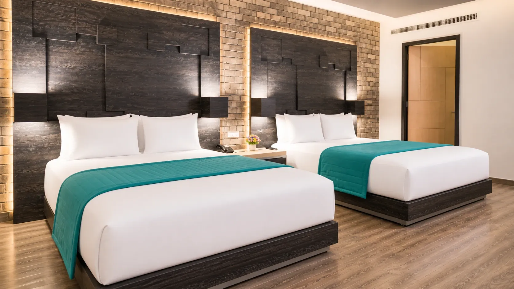 Habitación Doble Deluxe con dos camas matrimoniales en el Hotel Punto MX.