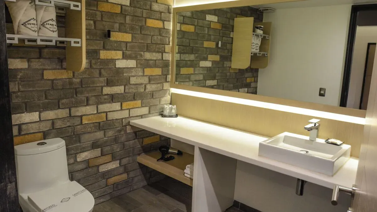 Salle de bain de la Suite Junior Intérieure avec lit double à l'Hôtel Punto MX.