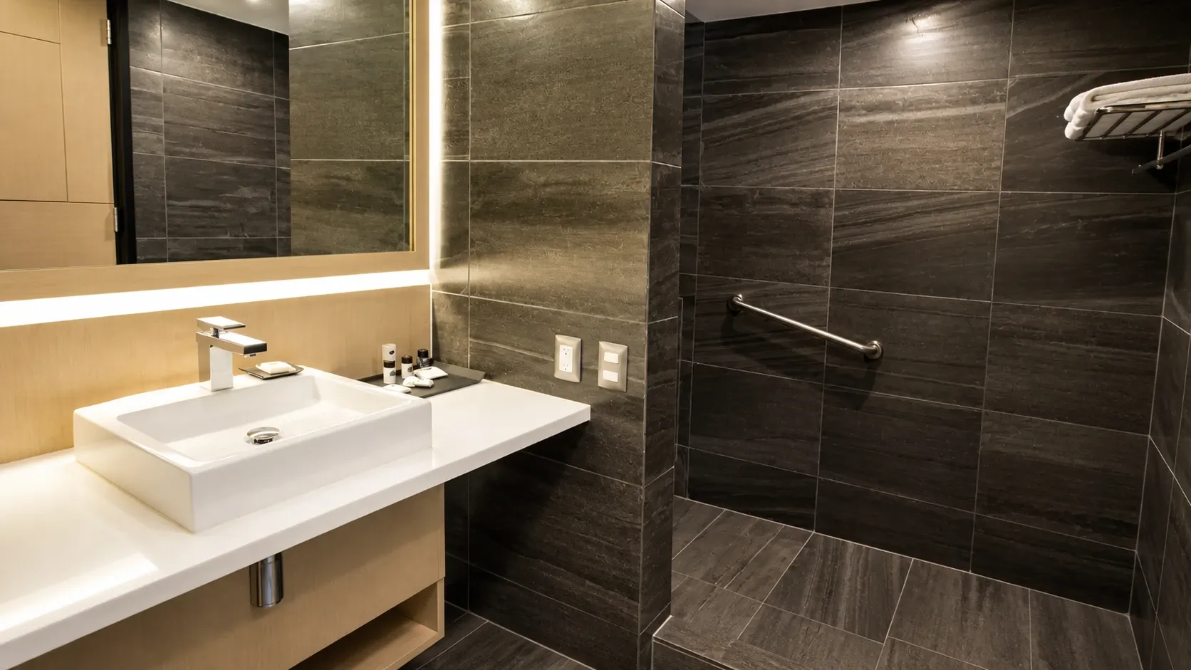 Baño de la habitación Junior Suite Interior con cama king size en el Hotel Punto MX.