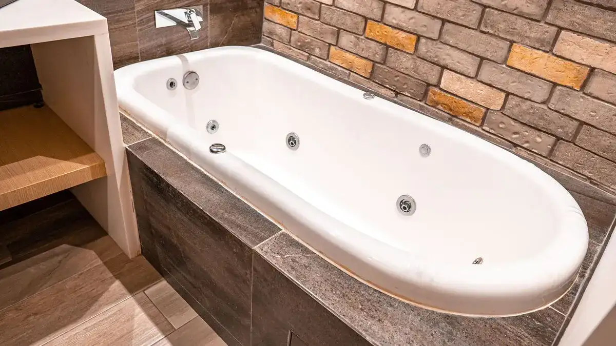 ホテル・プントMXのジャグジースイート(キングベッド)のジャグジー。