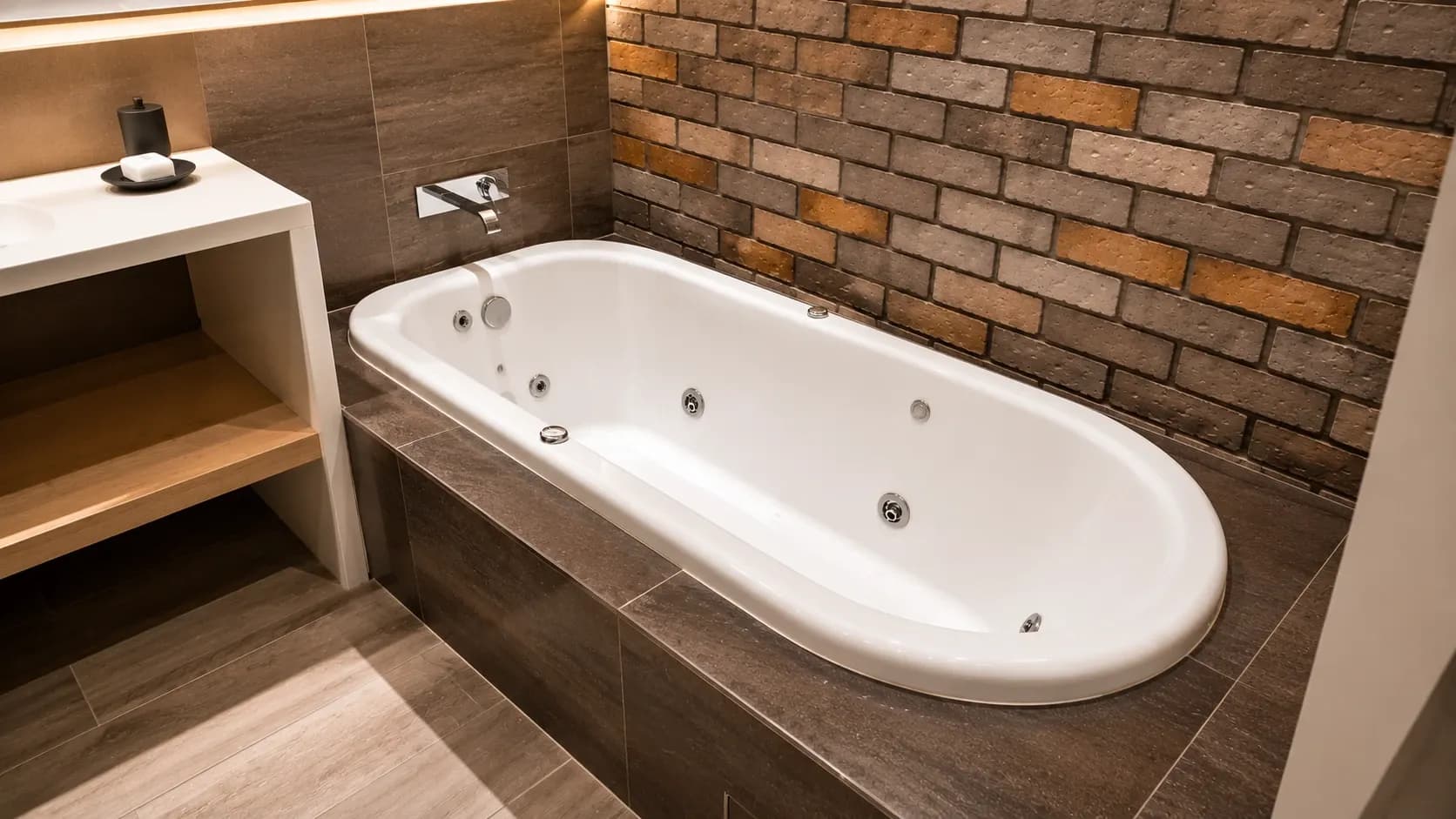 Jacuzzi in the Jacuzzi Suite with king-size bed at Hotel Punto MX.