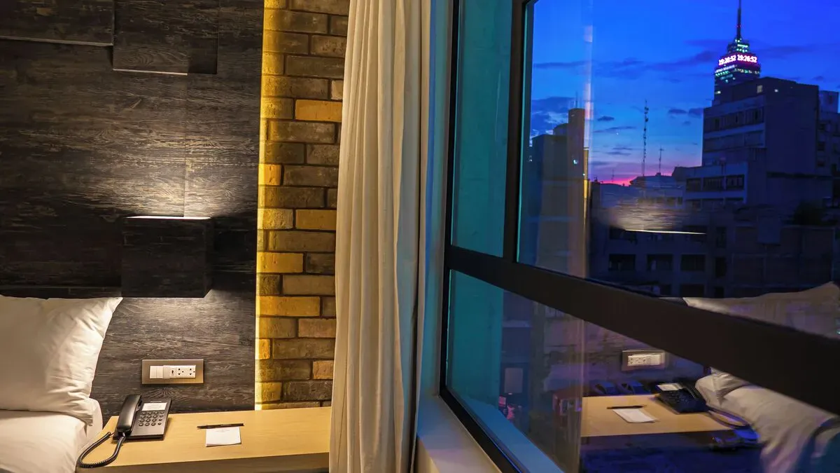 Вид на номер люкс с джакузи и кроватью king size в Hotel Punto MX.