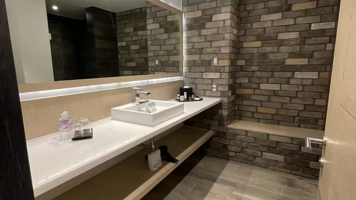 Salle de bain de la Suite King avec lit king size à l'Hôtel Punto MX.