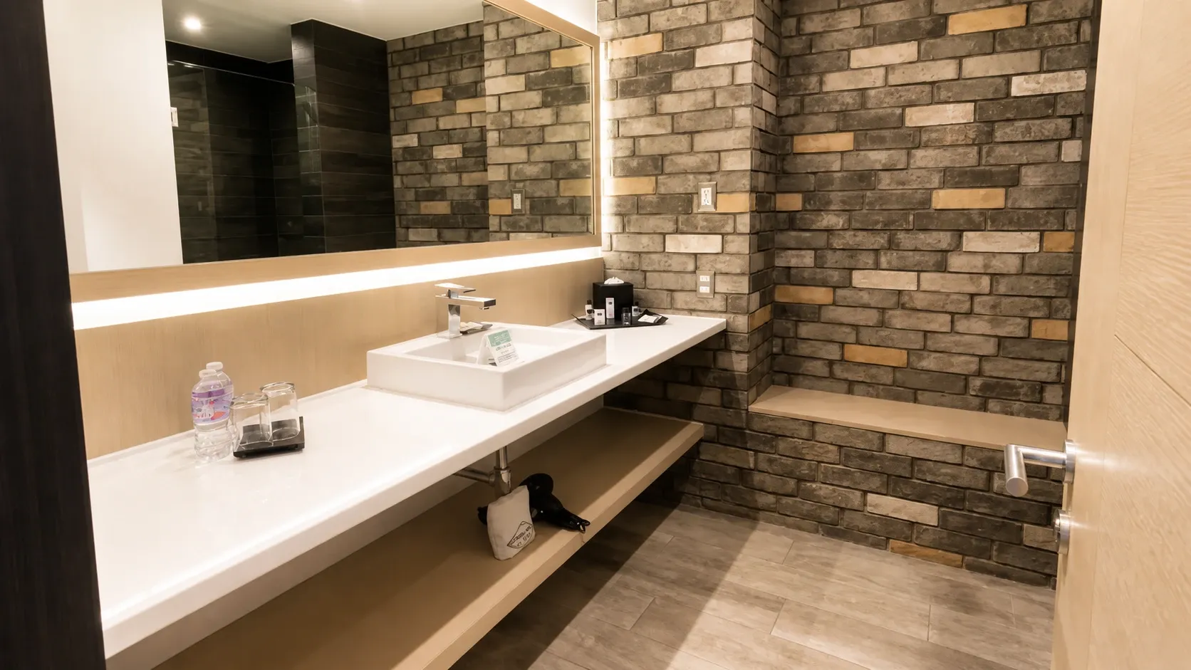Baño de la habitación Suite King con cama king size en el Hotel Punto MX.