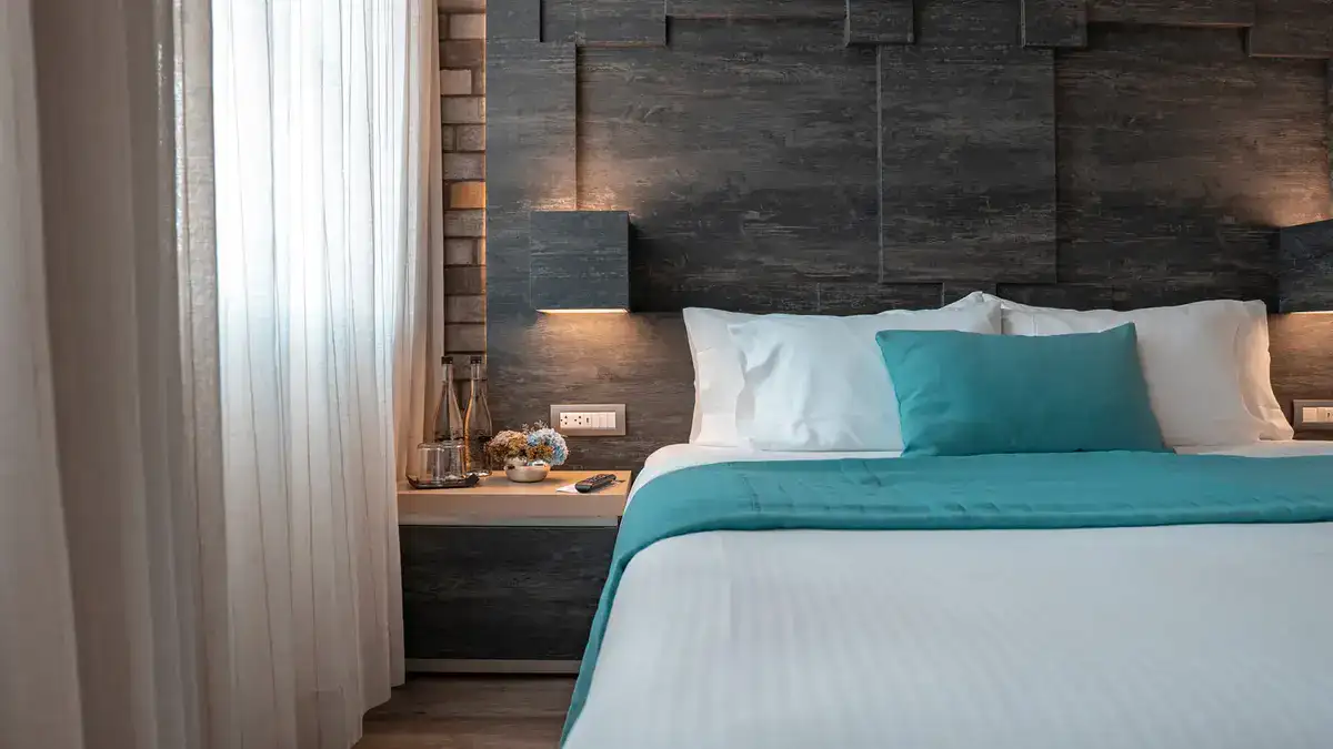 Номер Suite King с кроватью king size в Hotel Punto MX. Видна тумбочка.