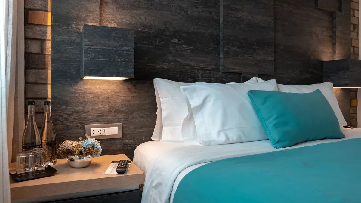 Номер Suite King с кроватью king size в Hotel Punto MX. Видна тумбочка.